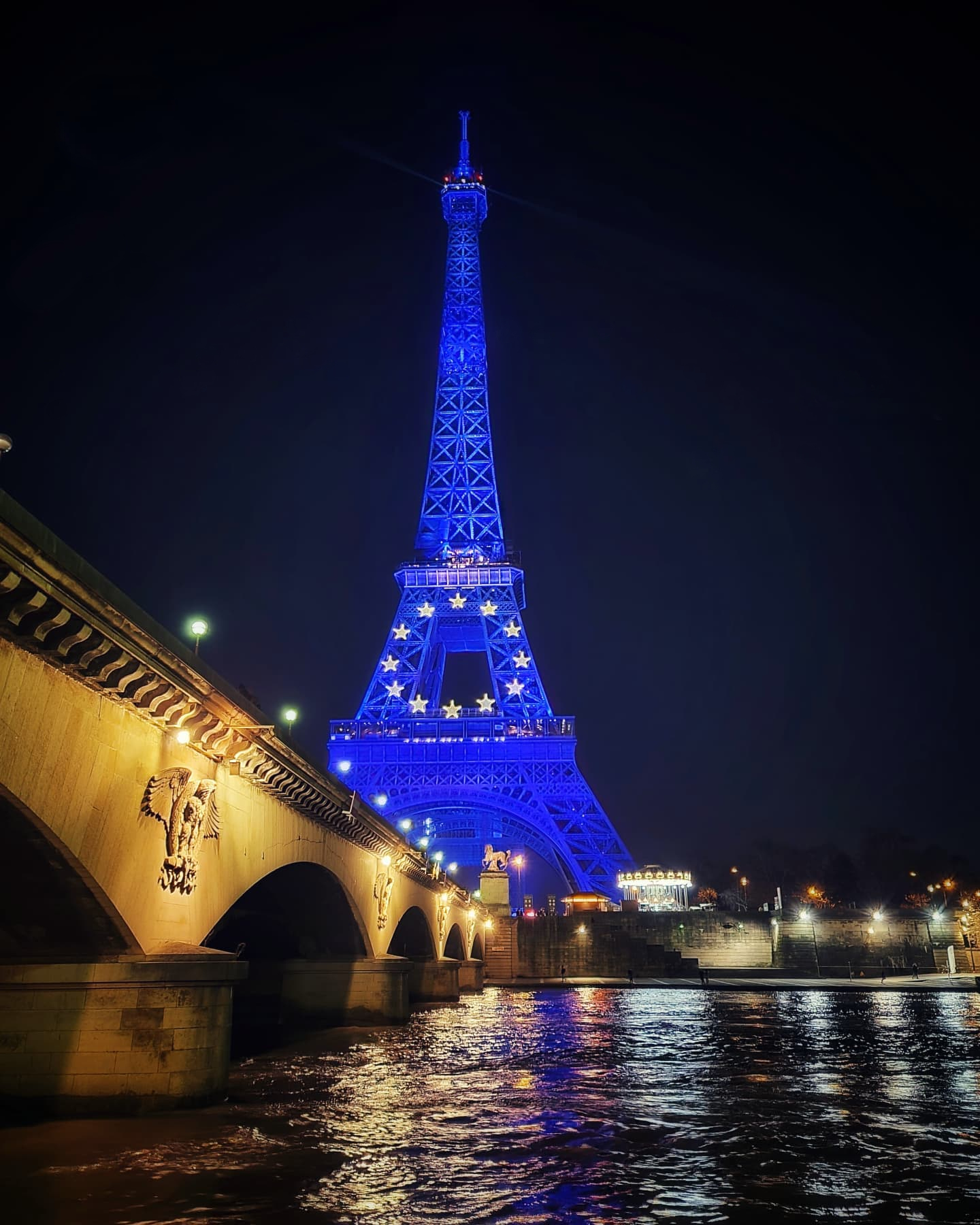 Tour Eiffel éclairée en Bleu