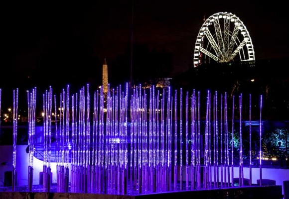 For Christmas, the SGM LED tubes creates magical 3D effects on the riversides of Paris 